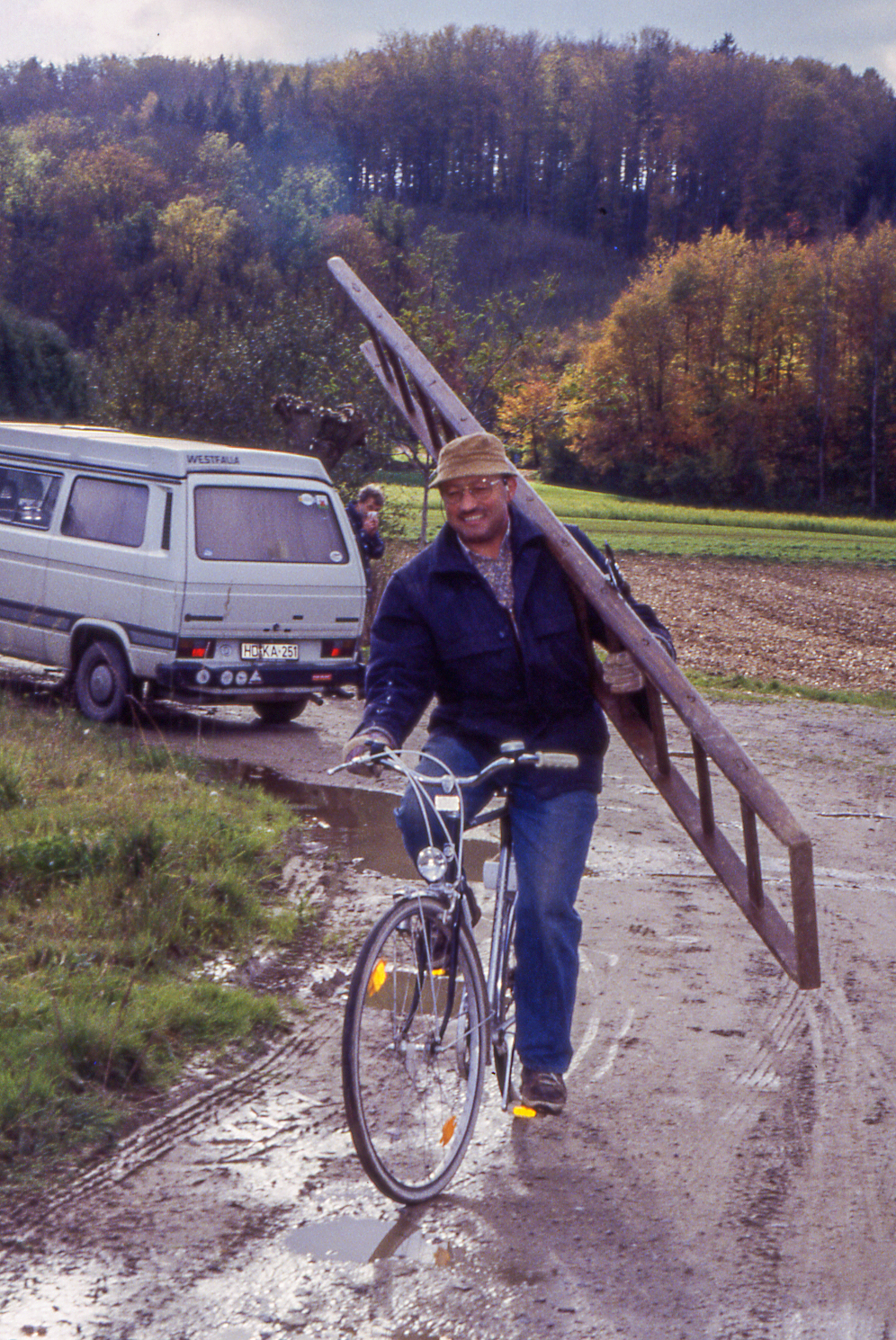 Hans radelt mit Leiter um Arbeitseinsatz 1995