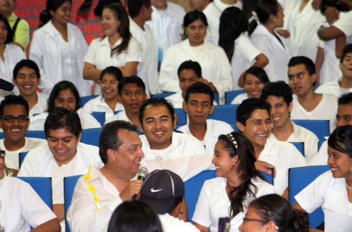 Angel Aguirre de cerca con estudiantes para dar a conocer sus propuestas
