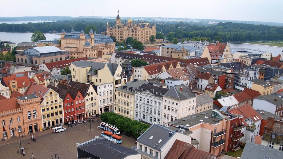 Immobilien am Marktplatz Schwerin mit Schloss - lizenzfrei