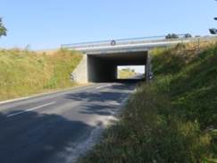 pont pouvant permettre le passage d'animaux sous une autoroute