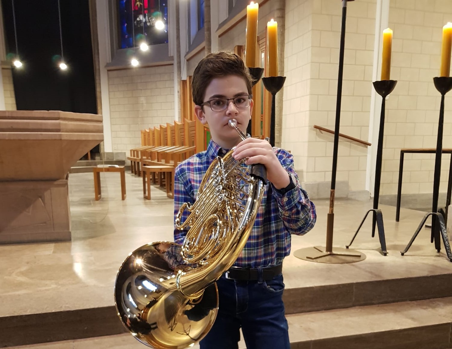 Elfjähriger bläst das Waldhorn im Gottesdienst