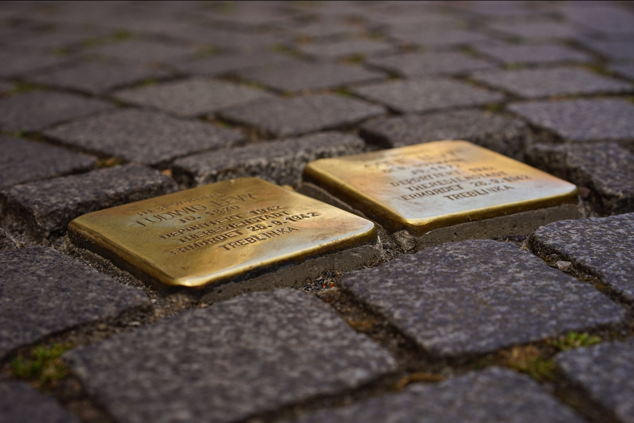 Jugendverbände und Abtei-Gymnasium verlegen weitere Stolpersteine in Hamborn