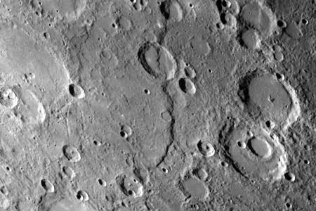 Rupes Discovery, die längste Steilstufe, zieht sich über 400 km durch Ebenen und Krater.