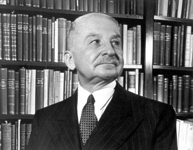 Ludwig von Mises in seiner Bibliothek