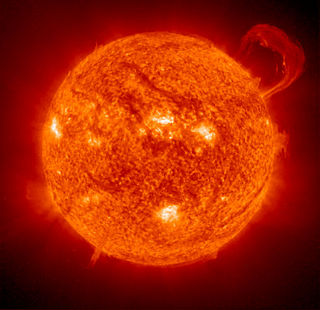 Aktivitäten der Sonne. Je heller die Farbe, desto heißer die Oberfläche der Sonne. Oben rechts ist eine große Protuberanz (Materiestrom, der u.a. Polarlichter verursacht) zu erkennen.