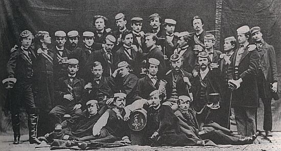 Nietzsche (links oberhalb des Fasses) im Kreise seiner Bundesbrüder, 1865