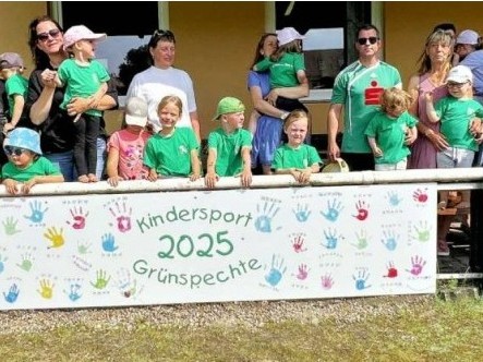 Bunte Hände zieren den Sportplatz
