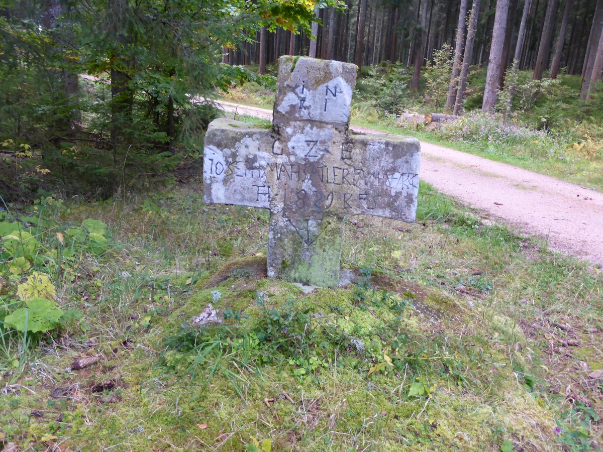 Steinkreuz aus Granit mit Kreuz © Hartmut Hermanns