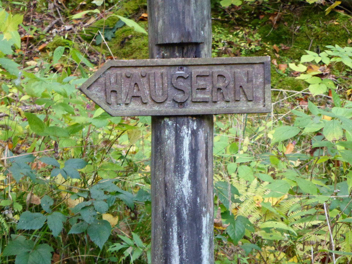 Ein Wegweiser zeigt nach Häusern © Hartmut Hermanns