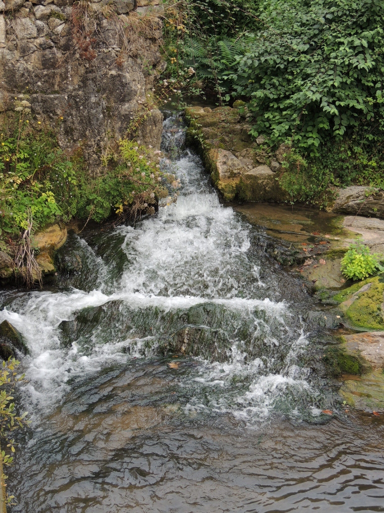petite cascade au moulin visible du gite hegia a Ayherre au pays basque