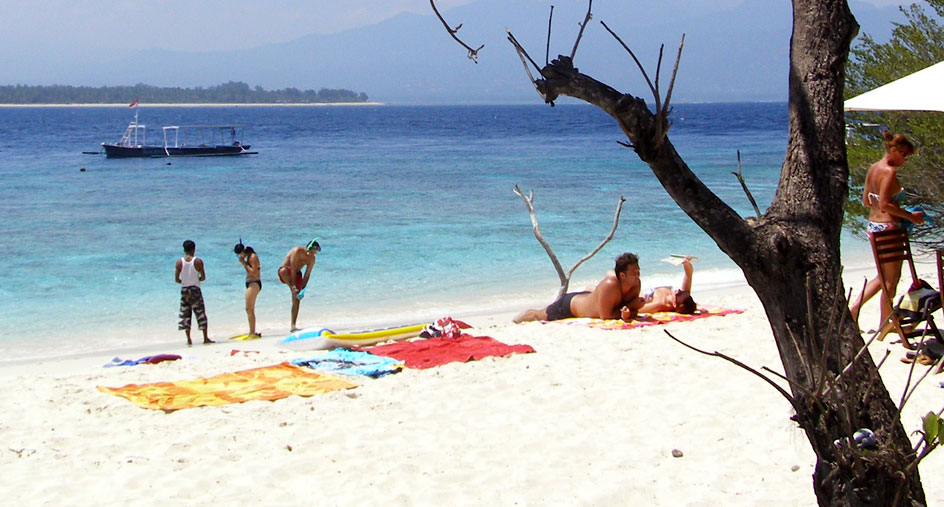 Senggigi Beach > Lombok Indonesia > Visitor Information - Lombok Network