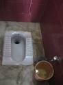 ホントだ!インドのトイレには紙がない!何やら怪しげなバケツがあるが、何に使うんだ?!