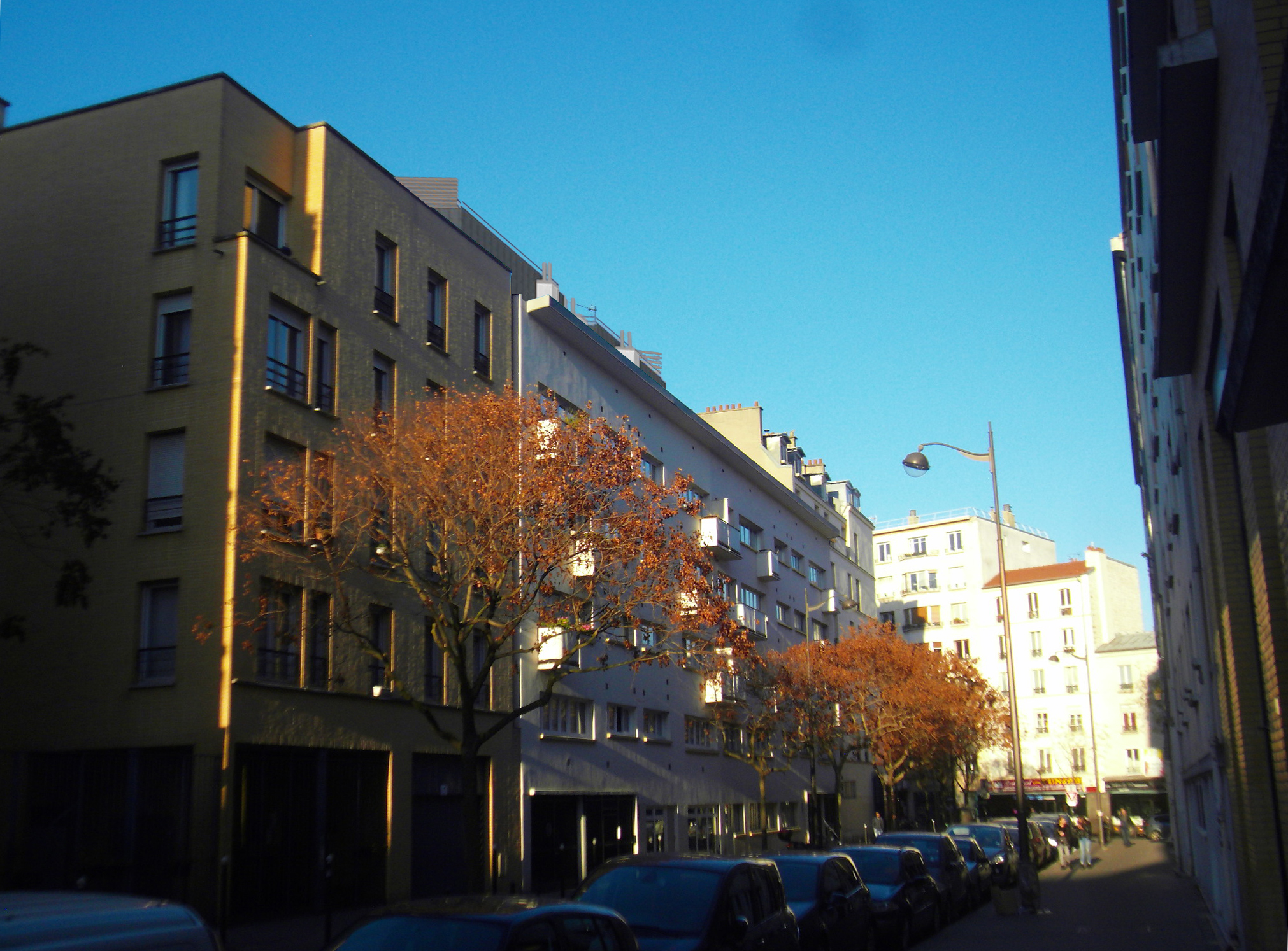 La surélévation se voit à peine depuis la rue.