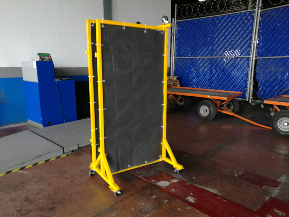 BIOMBO TUBULAR PLEGABLE CON LONA IGNIFUGA.