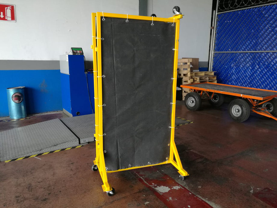 BIOMBO TUBULAR PLEGABLE CON LONA IGNIFUGA.