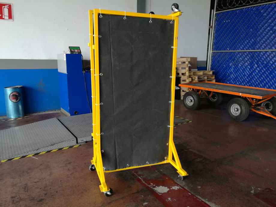 BIOMBO TUBULAR PLEGABLE CON LONA IGNIFUGA.