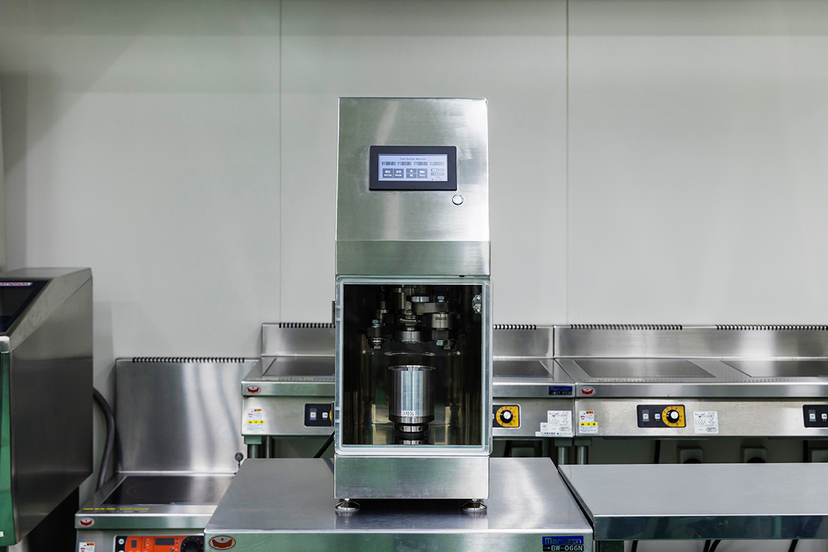 洲本市で小ロット缶詰事業を手掛けるアイナス、 東洋製罐製食品缶対応の缶巻締機を12月1日より販売開始