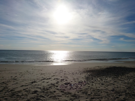 Strand in der Abenddämmerung.