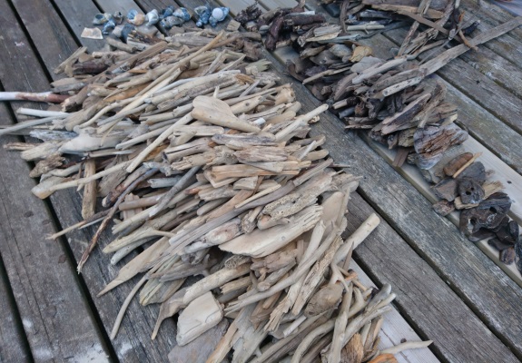 So sieht es aus, wenn das Strandholz nach Farbe sortiert wurde. Jetzt beginnt der Trocknungsprozess.