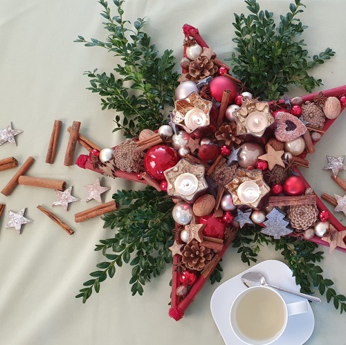 Zum Video: Weihnachtlich dekorieren einfach erklärt