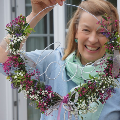 DIY - Blütenkranz ganz einfach selbst binden!