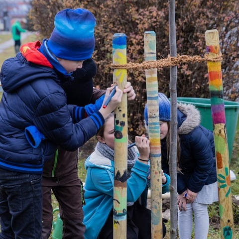 Kraiburg - Der Bund Naturschutz pflanzt zwei Bäume beim Kinderspielplatz. ©Erwin Wolf