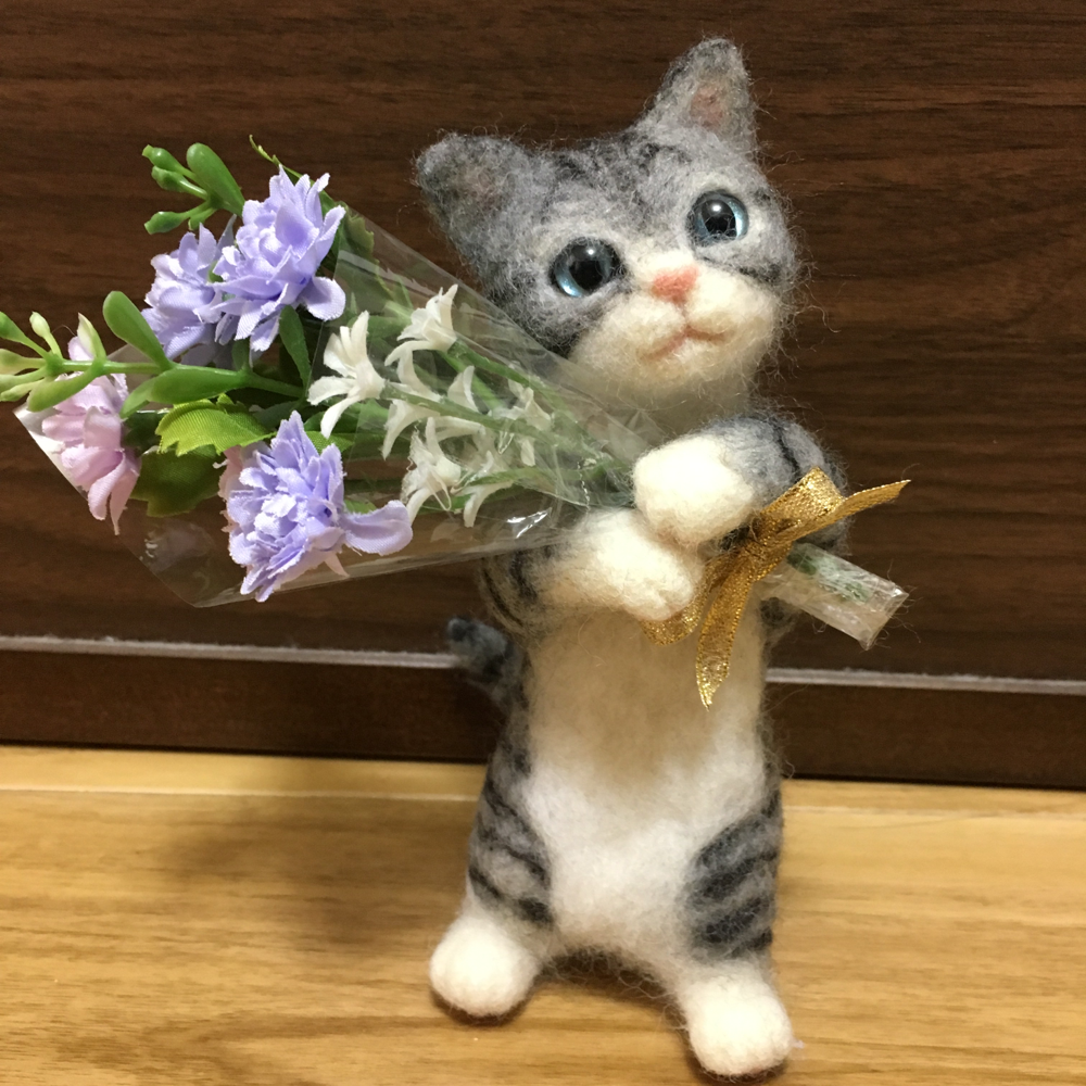 花束を抱えたネコちゃん - 菊池ちはるの羊毛フェルト アトリエぱっどふっと