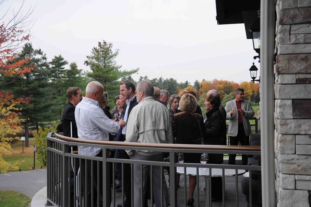 Les invités sur le balcon du Club de golf Le Mirage.