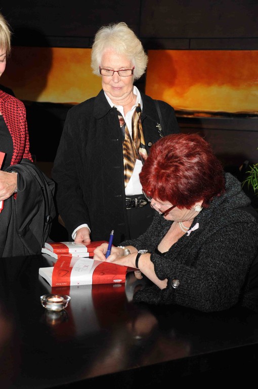 Denise Morin attend son livre dédicacé.