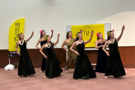 「Hula Arts Lokahi」によるフラダンスパフォーマンス