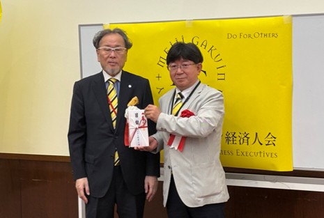ヘボン経済人会より大学へ寄付金贈呈