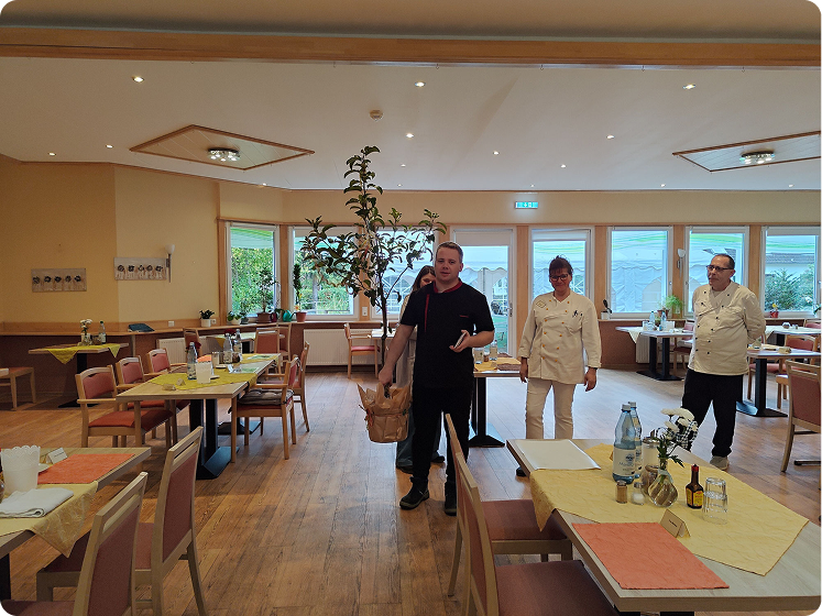 Gemeinsames Mitarbeiterfrühstück und Abschied von Basti