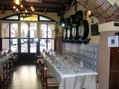 Mesas interiores del restaurante Aitona de Benidorm