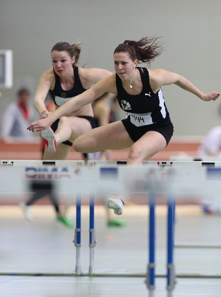 Eveline Rebsamen am Hürdenlauf (rechts)