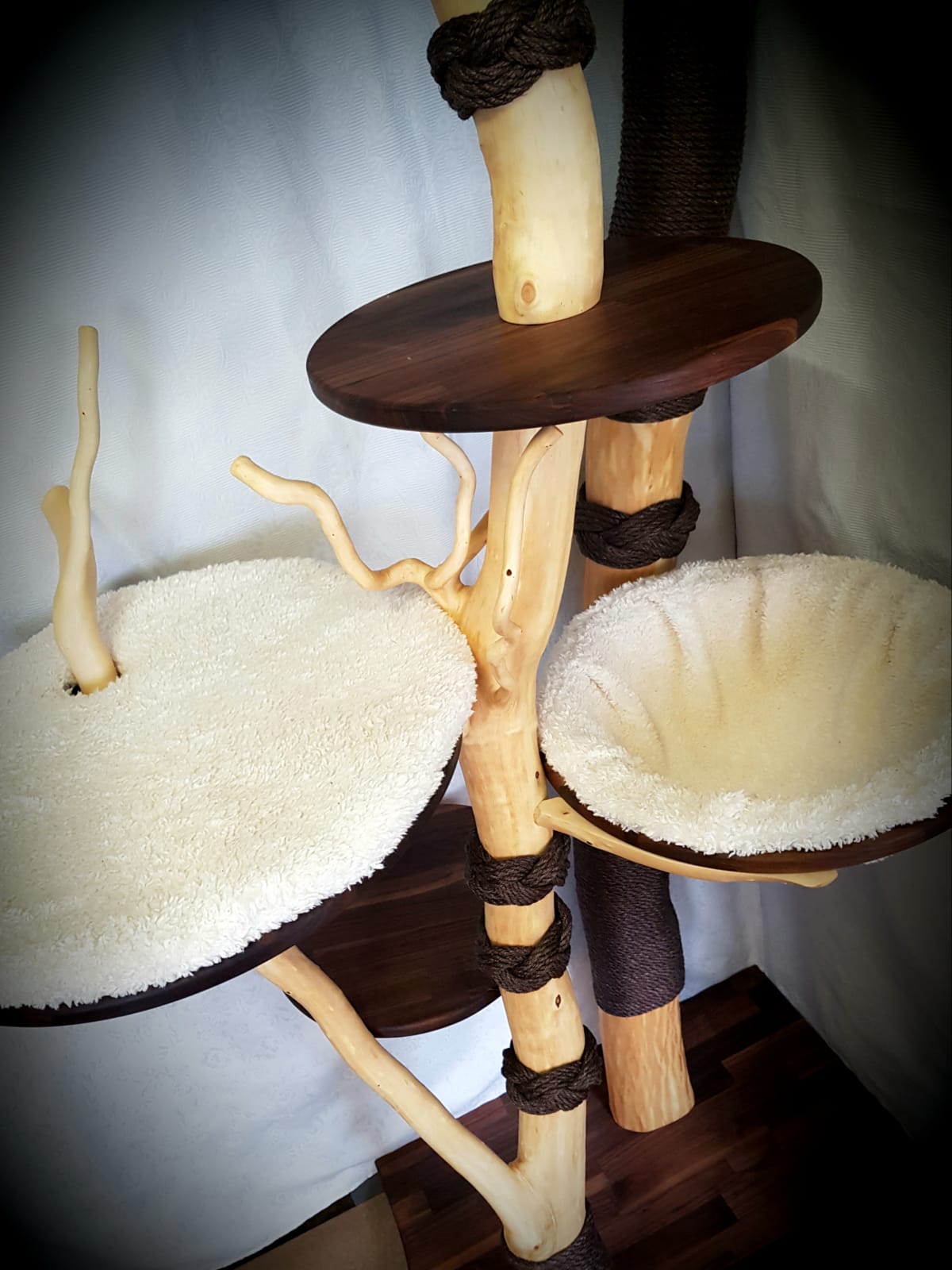 Individuelle Naturkratzbäume und Katzenmöbel von Holzart - Image
