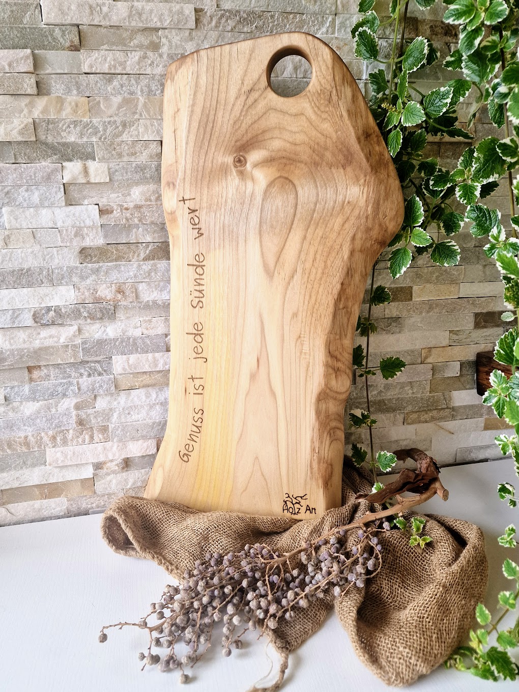 Anrichtebrett aus Nzussbaum mit Laserarbeit