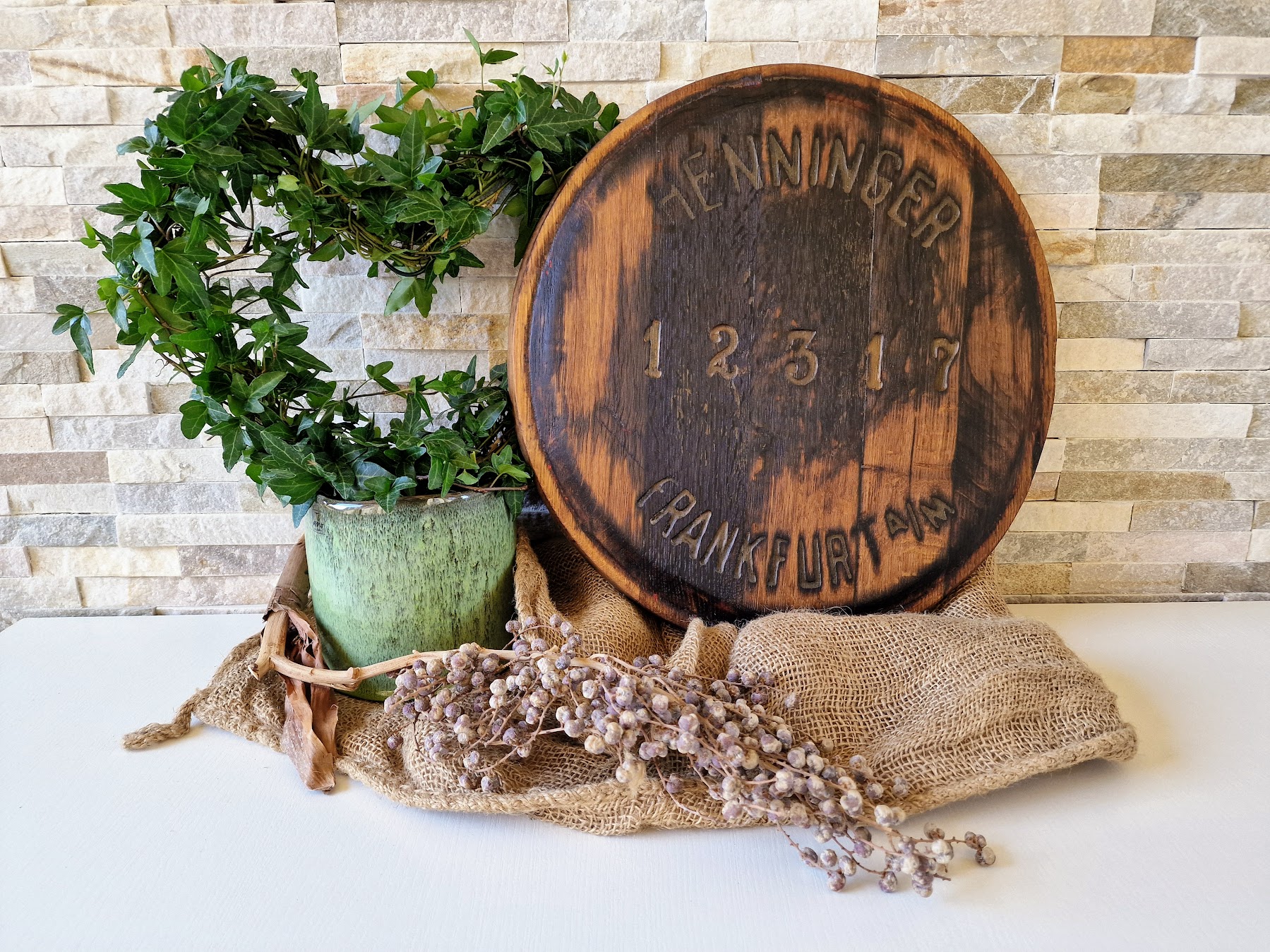 Anrichtebrett aus altem Bierfassboden