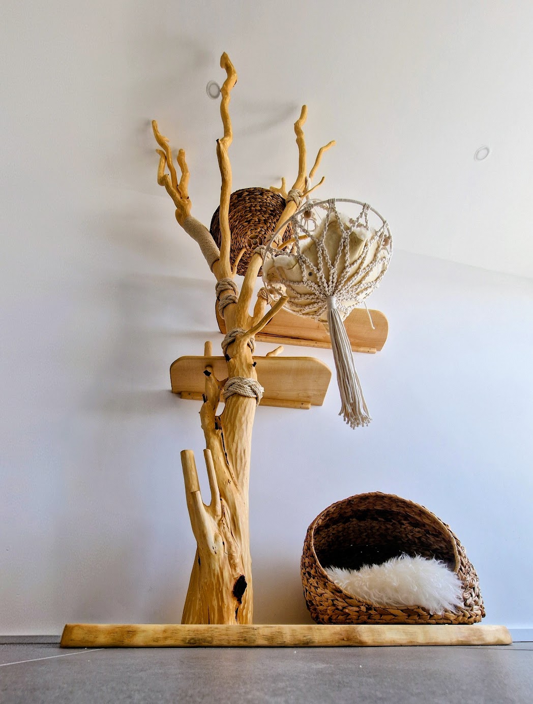 massiver Naturkratzbaum