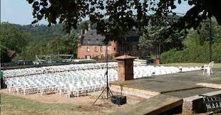 Les Théâtrales de Collonges la Rouge: la scène sur le lavoir, les fauteuils, le Castel de Vassinhac