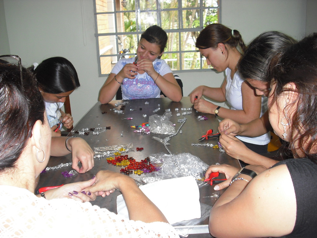 Voluntarias en taller de artesanías