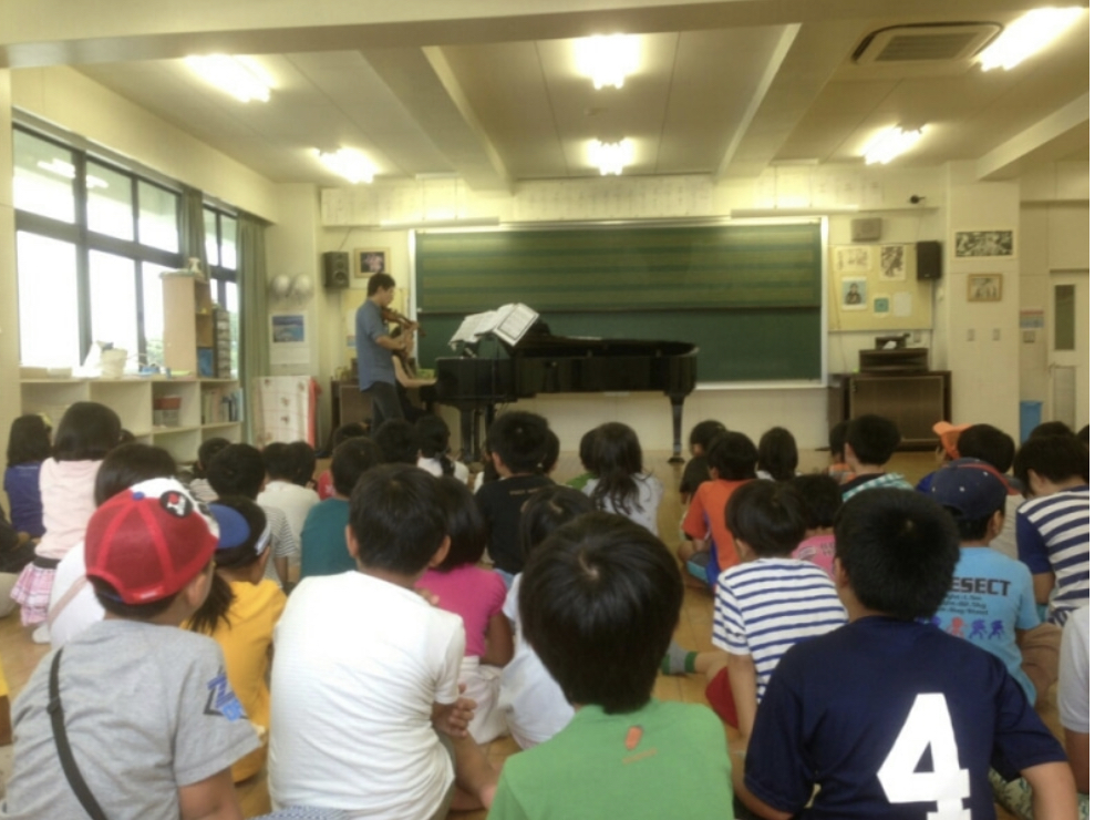 「母校和光学園でのアウトリーチ演奏」