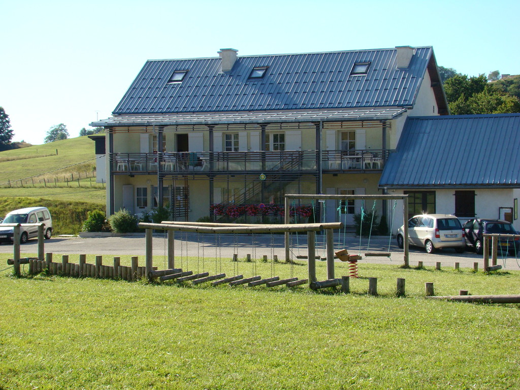 Entrée du gîte et le parc aventure des enfants