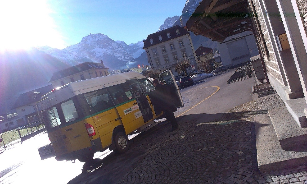 Ab Linthal mit dem Urnerboden-Sprinter.