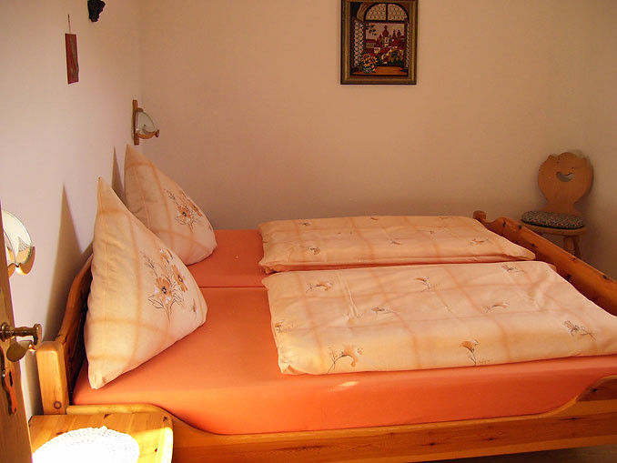 Schlafzimmer mit Doppelbett