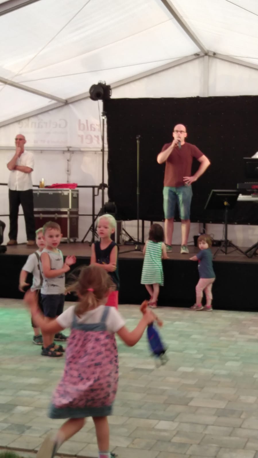 Die Tanzfläche wird eingeweiht. Nicht nur den Kindern gefällt`s.