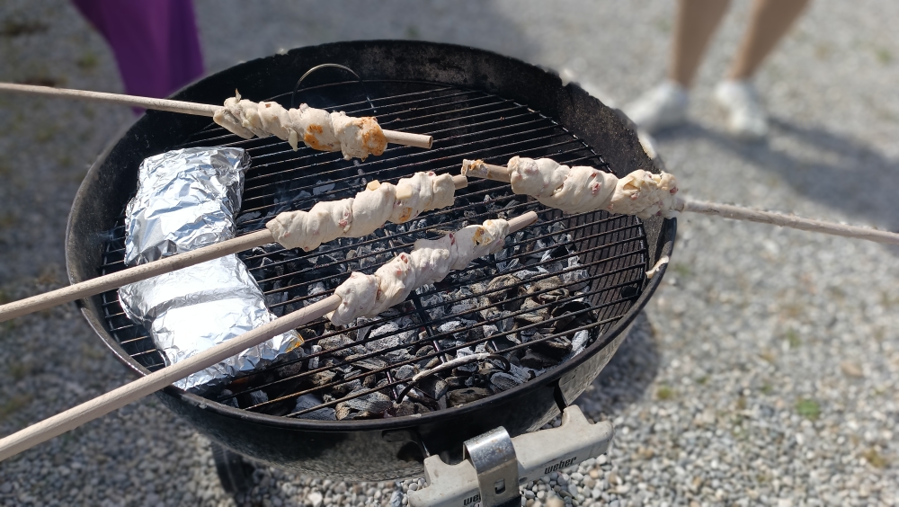 棒に巻き付け炭火でじっくり焼く。結構時間がかかります。