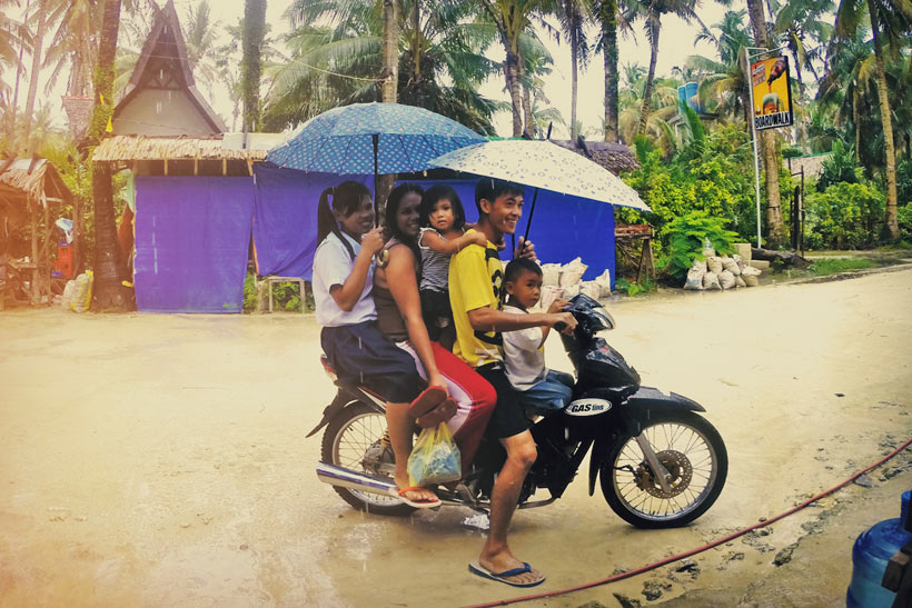 ¿Cuántas personas caben en una moto? Muchos! siargao, Filipinas © Sabrina Iovino | via @ Just1WayTicket