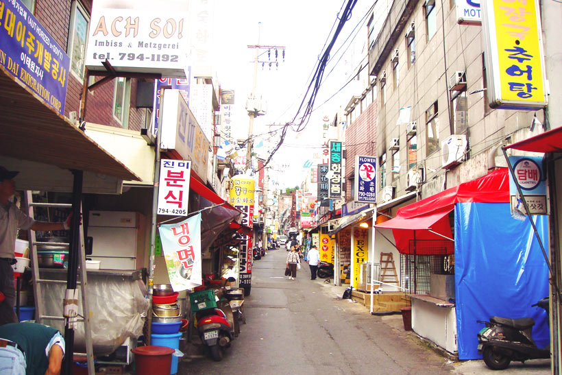 10 Amazing Things To Do In Seoul, South Korea: Itaewon © liddybits | via @Just1WayTicket