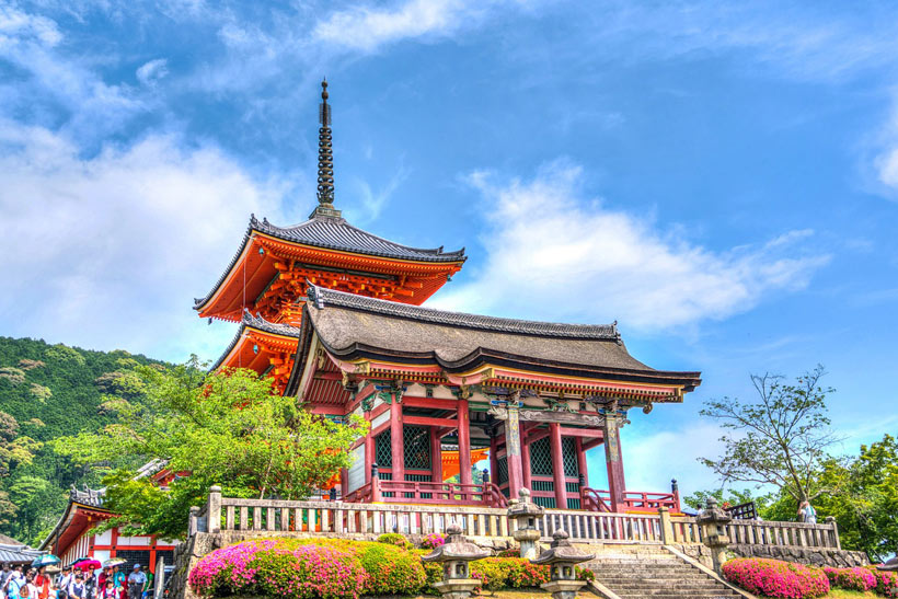 Is the Japan Rail Pass worth it? | You have only one week in Japan? Why not exploring the country with a rail pass? Here is a complete guide to train travel in Japan and how to get the most out of it... | via @Just1WayTicket