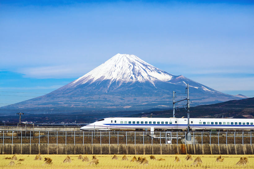 Japan Rail Pass: Is it worth it? | You have only 1 week in Japan? Why not exploring the country with a rail pass? Here is a complete guide to train travel in Japan and how to get the most out of it | via @Just1WayTicket | Photo © Depositphotos / sepavone